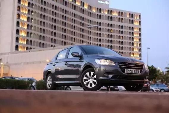 城市里开手动挡真很累吗，承载和非承载车身那个好？