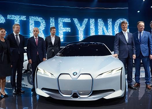 面对全球燃油车停售计划 宝马、奔驰推出了这两辆车