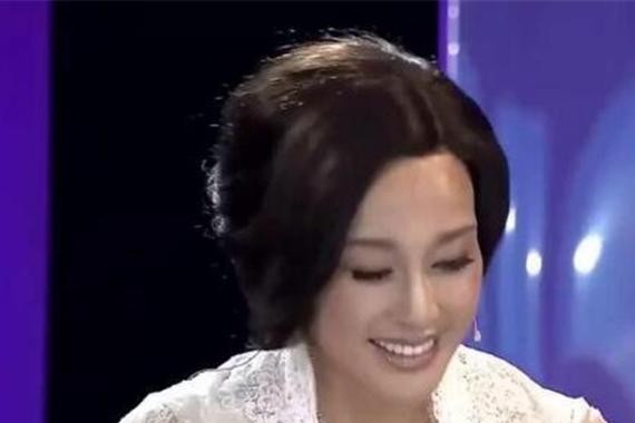 刘晓庆62岁依旧美艳，出行开豪车，可总被人说整容！