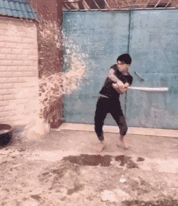 搞笑段子图文:大马路上闲逛,突然遇到班里的女同学