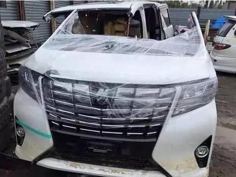 组装厂偶遇丰田埃尔法切割车，仅售15万