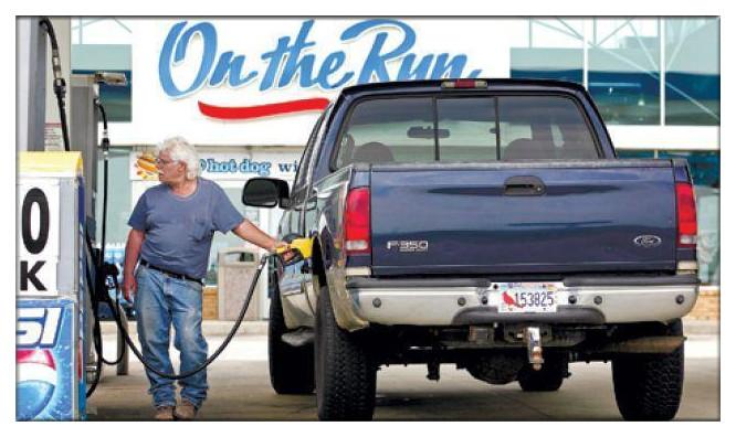 为何美国人停车喜欢车尾朝外?2块钱1升油价说