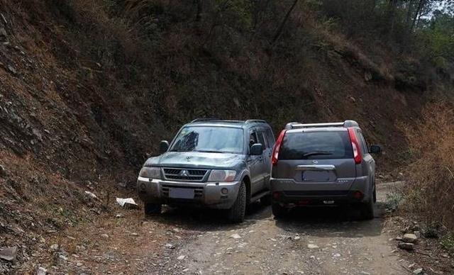 窄路会车,多年驾龄的司机都要很小心,新手学习