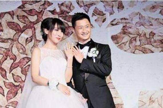 吴京谢楠夫妇开豪车去旅行，带的东西，令谢楠脸红！