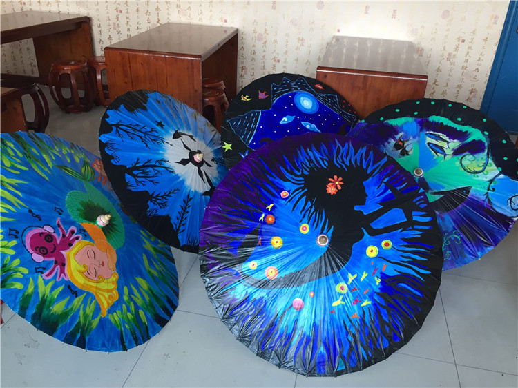脸谱国画海洋星空 金山小学师生共绘主题油纸伞太惊艳