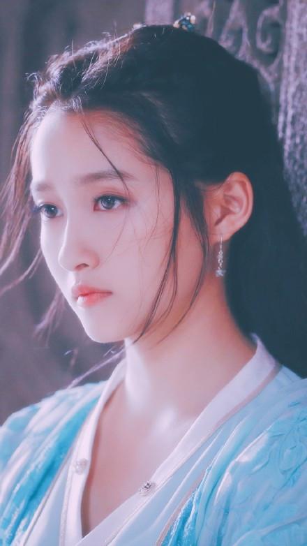 关晓彤新剧造型太有仙气!爱穿休闲装也能成女神!