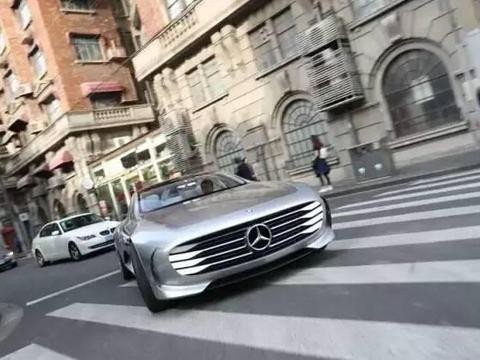 上海街头无牌牛车，交警却不处罚，只因他是奔驰？