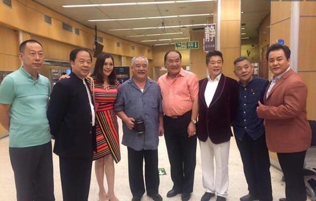 石富宽,奇志大合影 要说纪念侯耀文先生,自然少不了郭德纲.