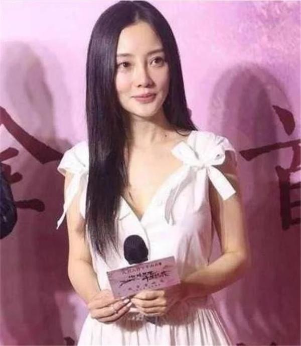 崩开内衣_大胸美女衣服扣子崩开(3)