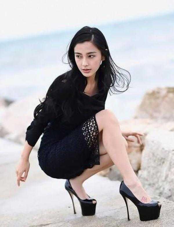 路人镜头下的Anglababy真实身材曝光，还叫她女神吗