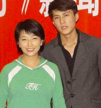 靳东和江珊姐弟恋关系 靳东回应中充满对江珊