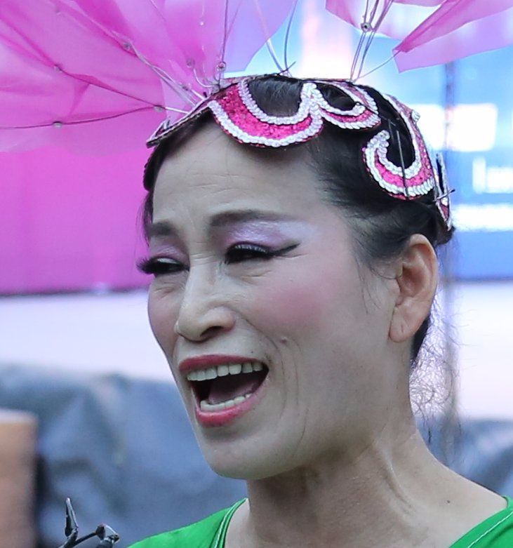 化妆难掩岁月痕迹 浙江广场舞大妈乐观笑容充满自信