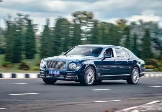 我坐在宾利慕尚长轴版后排，却眷恋着前排的驾驶座