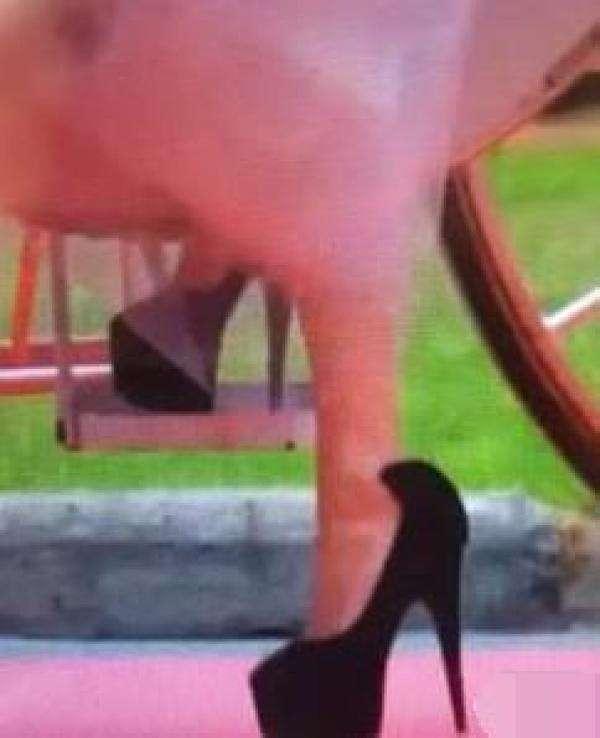 路人镜头下的Anglababy真实身材曝光，还叫她女神吗