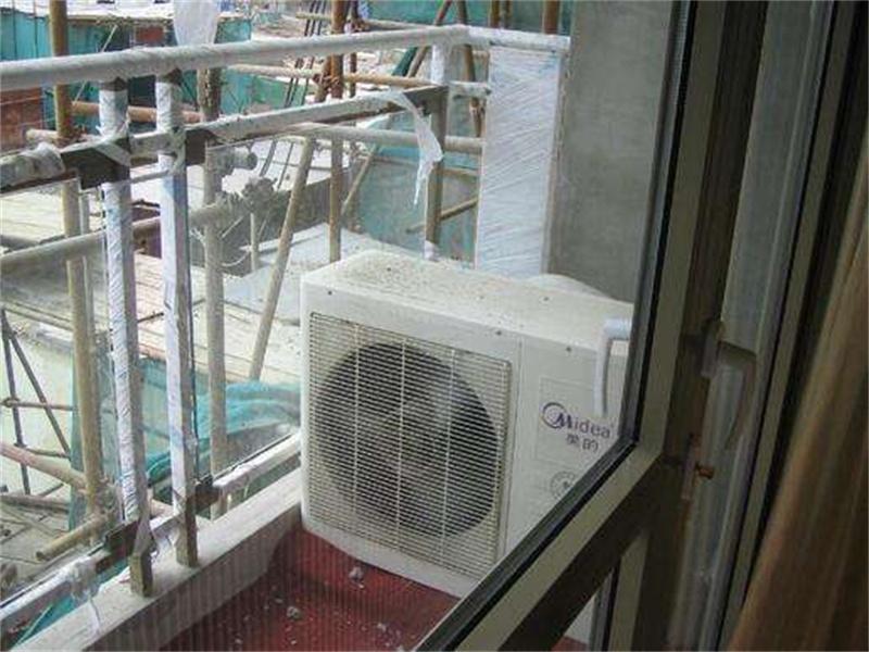 空调是安在阳台好还是挂在墙外好 安装师傅这样说!