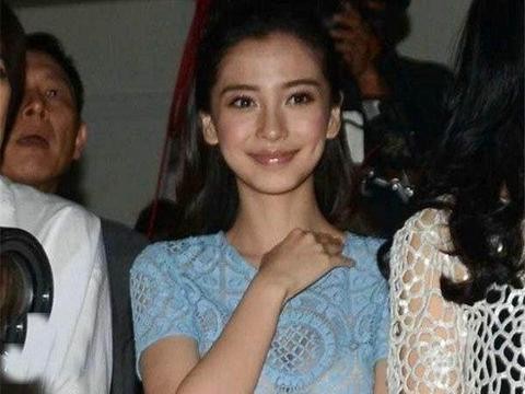 当年Baby坐豪车出行，今出席活动，衣服甚是尴尬！