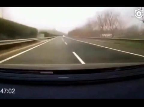 高速上时速130，突然跑出一个人，记录仪拍下作死5秒钟