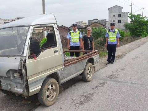大爷开着改装五菱神车兜风，被交警拦下，吓坏警察