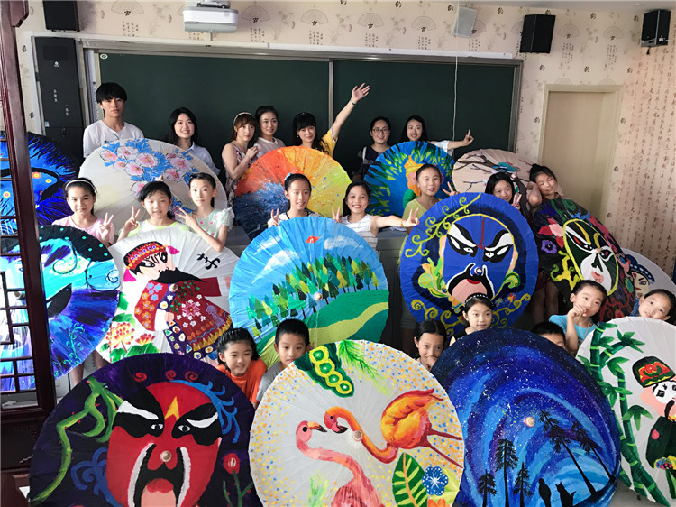 脸谱国画海洋星空 金山小学师生共绘主题油纸