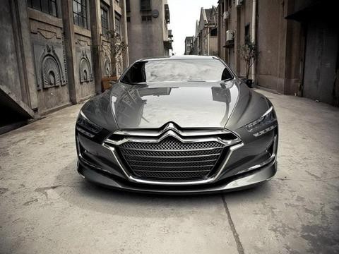 奔驰宝马从未正眼看过它，如今混动加身竟将其碾压！