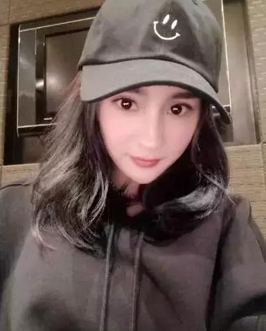 杨幂玩游戏不知是直播,一直吐槽王思聪技术太