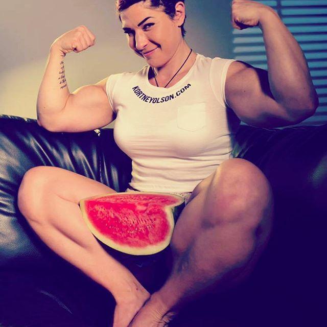 还记得大腿夹爆西瓜的肌肉女吗?她现在夹南瓜了!