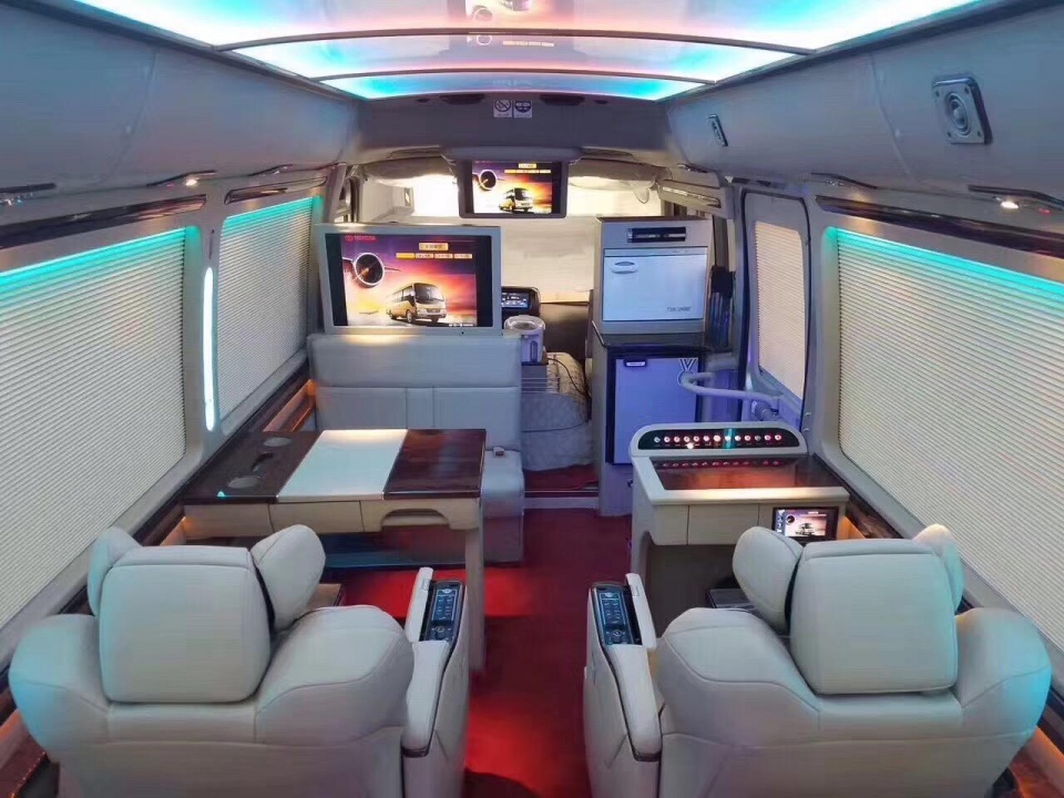 迈巴赫劳斯莱斯不算啥,竟然被丰田考斯特盖住风头