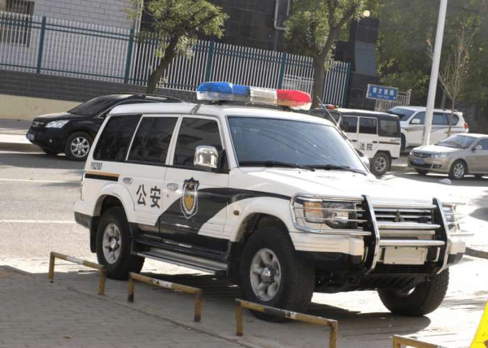国产品牌终将走在前沿,遇传祺gs8霸气警车让人敬畏