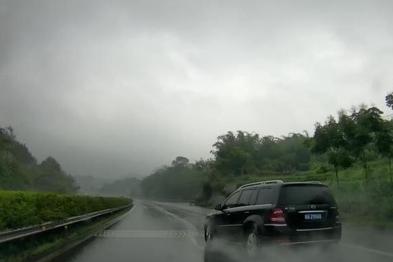 奔驰高速玩甩尾？后方路虎却真的无辜躺枪！