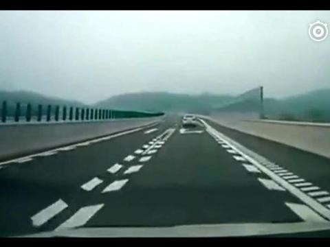 导航提示210米进入匝道，新手司机偏不减速，同车女子付出生命