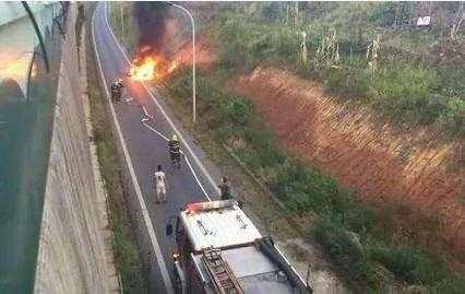 女司机开的奥迪变成这样 现场引大火 因为这根“杆”