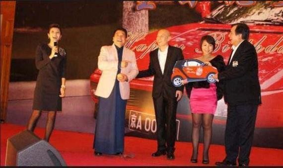 他是当年的首富 买了辆价值2亿的豪车 如今却被强制报废！