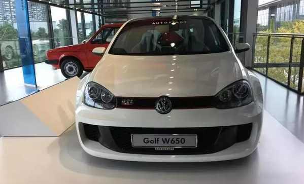 大众汽车城,车展馆藏着12缸高尔夫,车尾设计真