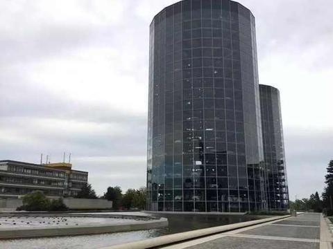 大众汽车城，车展馆藏着12缸高尔夫，车尾设计真霸道