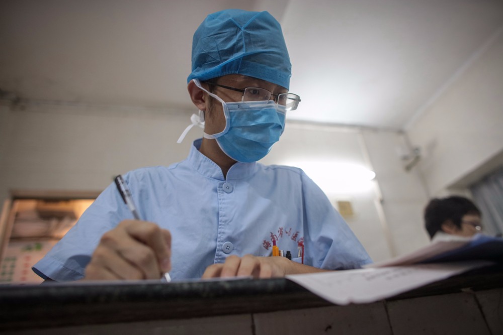 急诊科的男护士 曾给女患者留置尿管遭拒