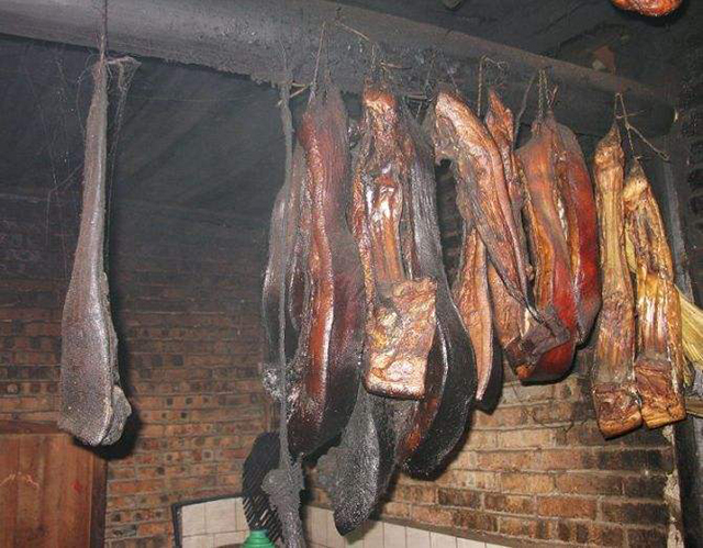农村正宗的腊肉,一定要用香柏树熏制!