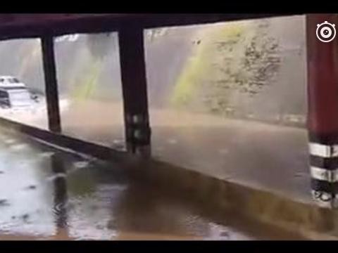 实拍大货车说翻就翻，对面的红色轿车司机才是老狐狸!