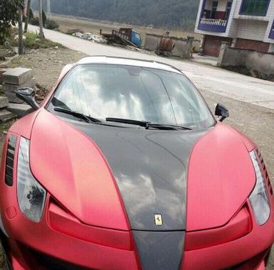 不要以为农村就没钱，停在小路边的那辆车不是一般人能买得起的