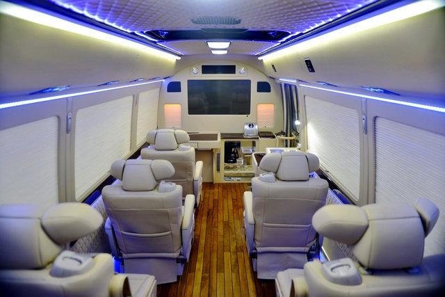 迈巴赫劳斯莱斯不算啥,竟然被丰田考斯特盖住风头