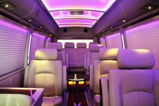 迈巴赫劳斯莱斯不算啥,竟然被丰田考斯特盖住风头