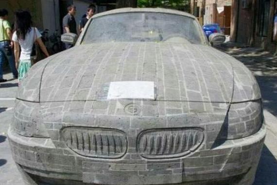 小伙子用石头造了辆宝马，宝马公司知道后要送辆真的