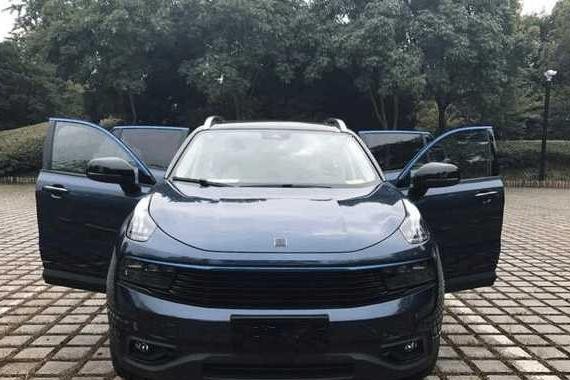 男子提国内首台吉利领克01, 颜值很高, 空间很大