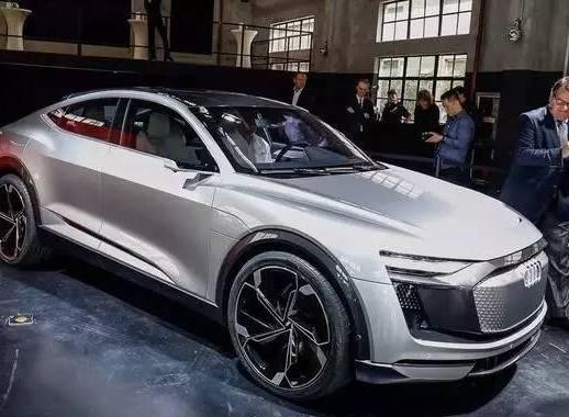 奥迪还有杀招，这跨界SUV很帅，宝马X6都不敢惹