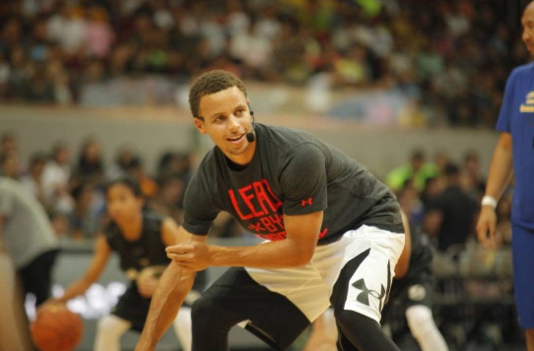 库里中国行采访:1000个球迷在酒店等我,像做梦一样