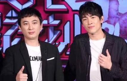 杨幂玩游戏不知是直播,一直吐槽王思聪技术太