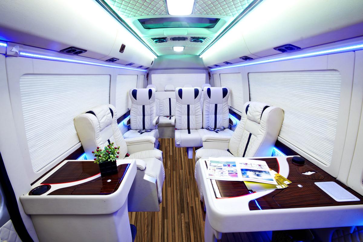 迈巴赫劳斯莱斯不算啥,竟然被丰田考斯特盖住风头