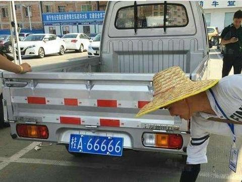 车管所开进了一辆“特别”的五菱宏光
