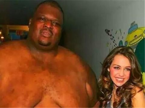 他体重800斤年收入500万，但妻子貌美如花！