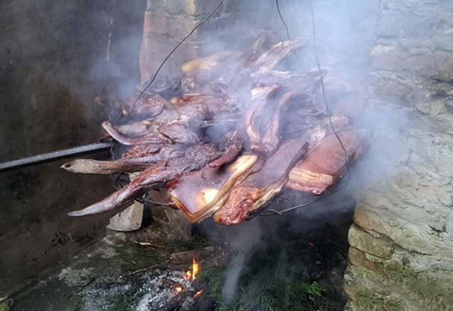 农村正宗的腊肉,一定要用香柏树熏制!