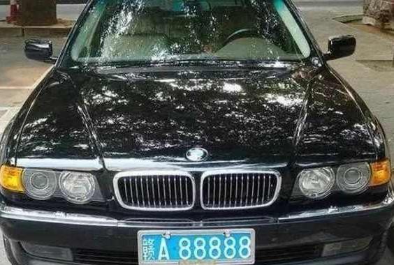 宝马收购劳斯莱斯后，98年卖300万的L7，车牌五个八